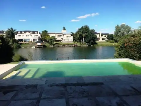 Casa en Venta con 3 cocheras