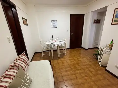 Venta Departamento 2 ambientes con Patio. Zona Plaza Colón