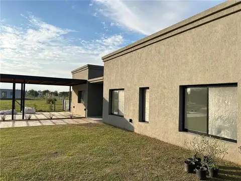 Excelente Casa en Venta MEdal Pilar a estrenar, de los mejores lotes al golf 1417 m2
