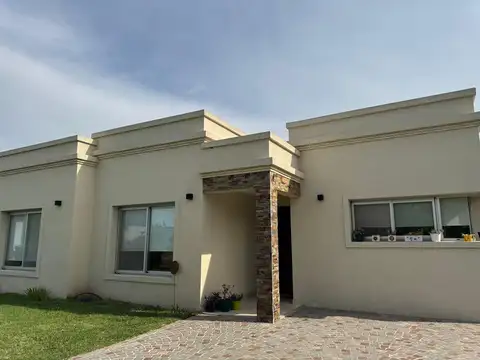 Casa en Venta en Pilar del Este - San Ramiro, USD 220.000