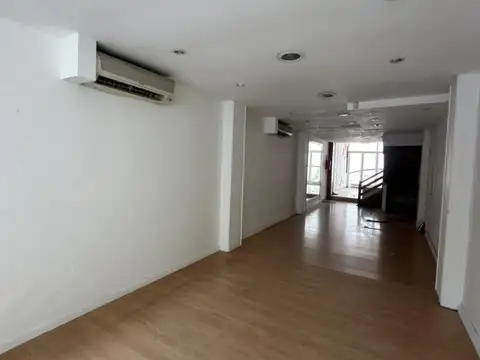 Local comercial en 2 plantas a la calle