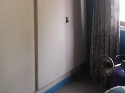 CASA sobre pavimento en buen estado y dos departamentos