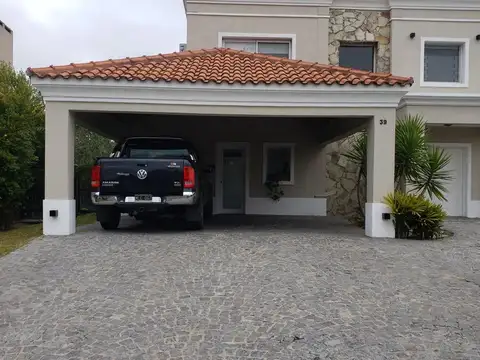 Casa 6 ambientes con 4 baños