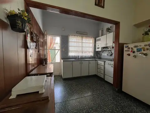 Casa 4 ambientes con 2 baños