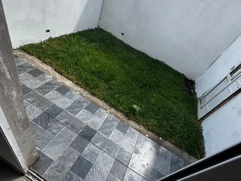 Venta  departamento de dos ambientes con fondo tipo ph en Castelar: facilidades  