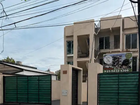 Venta  departamento de dos ambientes con fondo tipo ph en Castelar: facilidades  