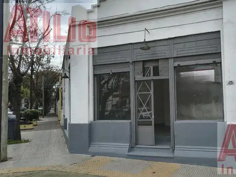 Saavedra Local alquiler Esquina todo vidrieras luminoso sin expensas