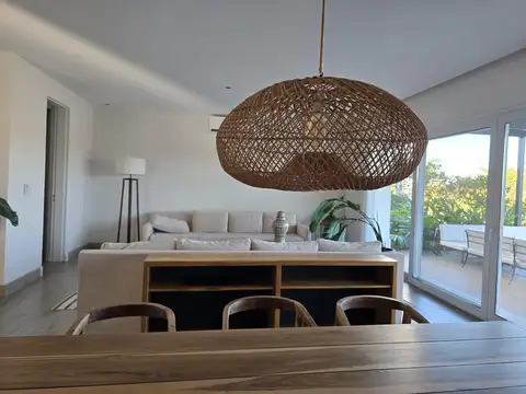 Casa 8 ambientes con 5 baños