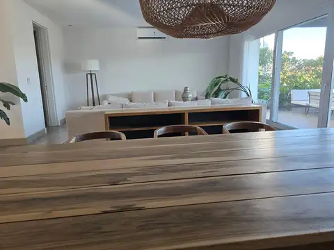 Casa en Alquiler con 2 cocheras