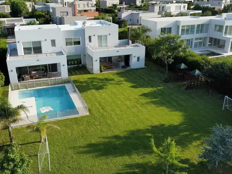 Casa en Alquiler Temporal con 4 cocheras