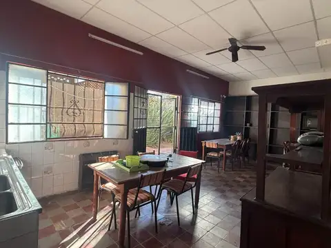 Casa de 2 Dormitorios en Venta Sobre Avenida