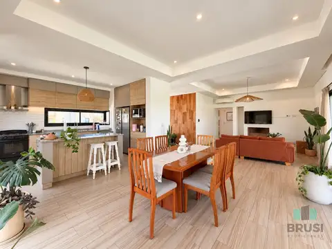 Casa en Venta con 4 cocheras