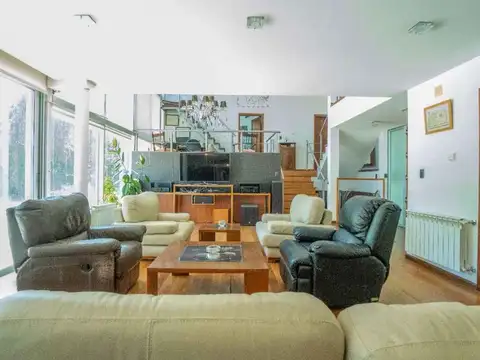 Casa en Venta con 3 cocheras