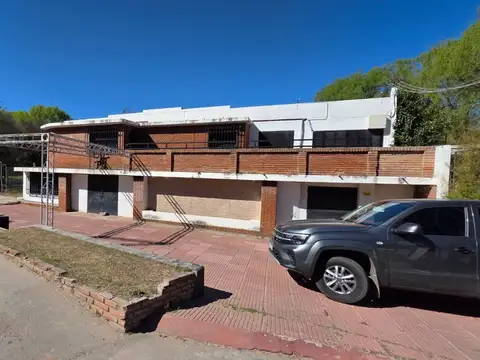Avenida teniente Juan D Peron 100