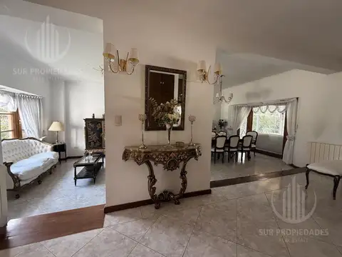 Casa 8 ambientes con 4 baños