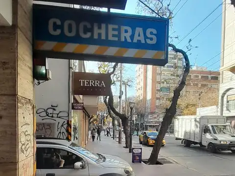 Cochera a metros de peatonal Sarmiento