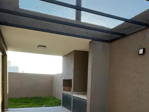 Venta Duplex premium en San Ignacio Village 3 D (1 en PB) cochera doble y asador