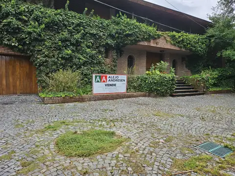 En excepcional lugar del Jockey, gran casa de excelente construcción y diseño.