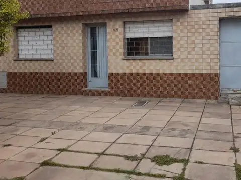 Casa en venta La Rioja 4200 con cochera y patio