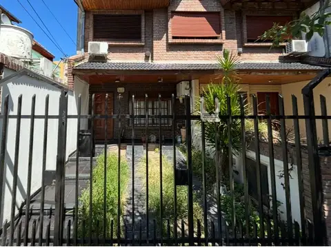 VENDE DUPLEX 4 AMBIENTES EN VILLA REAL CON GARAGE  Y PATIO