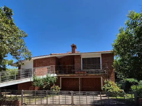 Casa 8 ambientes con 3 baños