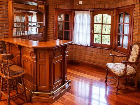 Casa en Alquiler con 4 cocheras