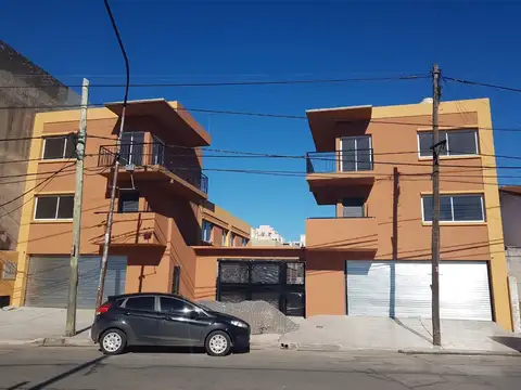 Excelente duplex de tres ambientes con cochera para un auto.