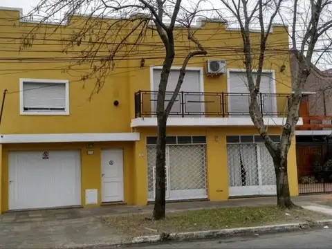 VENTA DE CASA CON LOCALES EN ZONA RESIDENCIAL DE MERLO