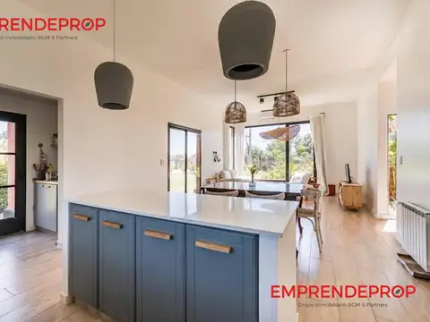 Casa en Alquiler con 2 cocheras
