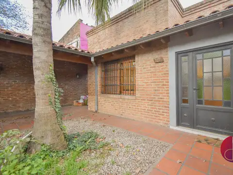 Casa en venta con cochera y gran quincho
