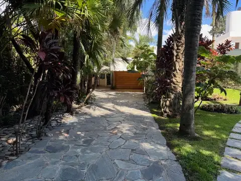 Excelente casa racionalista en el mejor sector de La Horqueta