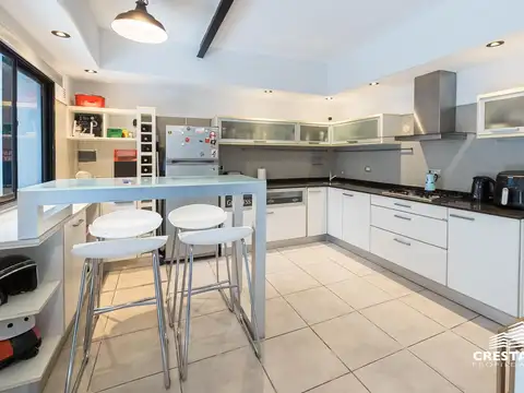 Casa 6 ambientes con 2 baños