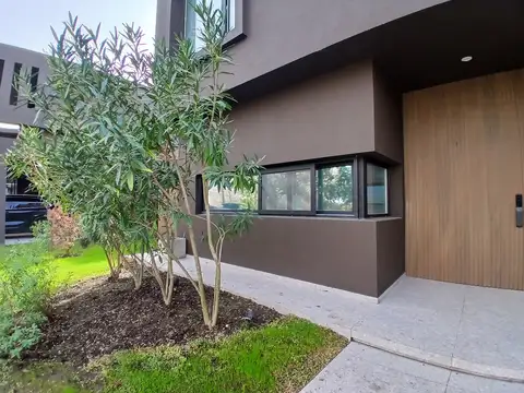 Casa 8 ambientes con 5 baños