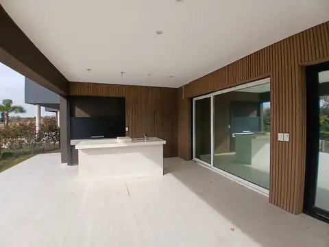 Casa en Alquiler con 3 cocheras