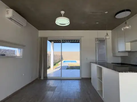 Casa 6 ambientes con 2 baños