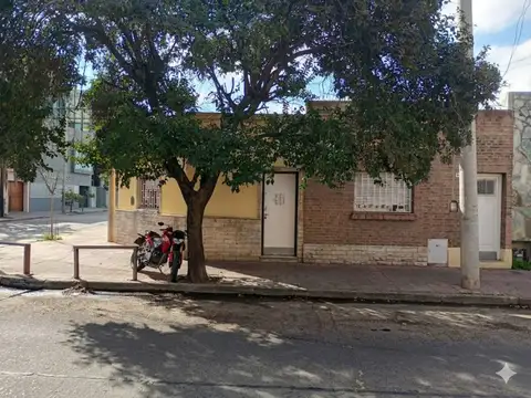 Casa 8 ambientes con 3 baños