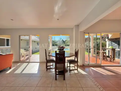 Casa 6 ambientes con 5 baños