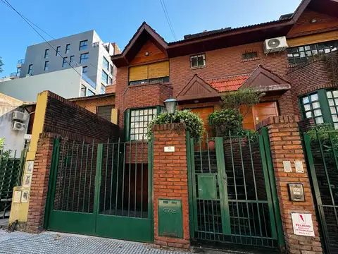 Venta de Casa de 5 ambientes con 2 Cocheras, Patio, Parrilla y Terraza Propia en Caballito