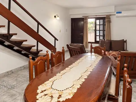 Venta Casa tipo Dúplex de 4 ambientes con cochera en Virrey Del Pino, Apto Crédito Bancario.
