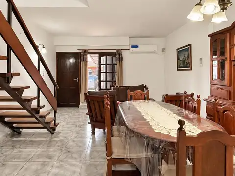 Venta Casa tipo Dúplex de 4 ambientes con cochera en Virrey Del Pino, Barrio Mercedez Benz