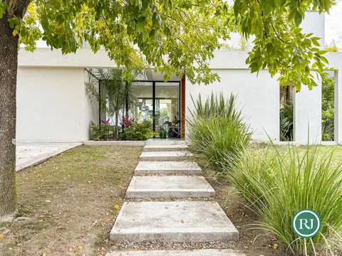 Casa 4 ambientes con 3 baños