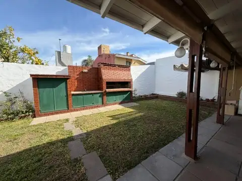 Casa en Alquiler con 2 cocheras