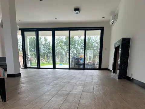 Casa en Alquiler con 1 cochera