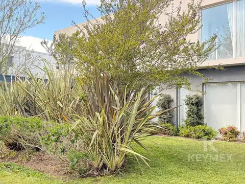VENTA-CASA-5 DORMITORIOS-HARAS SANTA MARIA-LOMA VERDE-ESCOBAR
