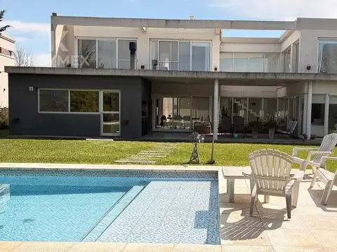 Casa en Venta con 4 cocheras