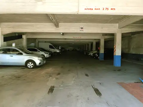 Depósito sobre lote de 1216 m2. 3500 m2 cubiertos en 3 plantas. Av. Mitre 5868 Avellaneda