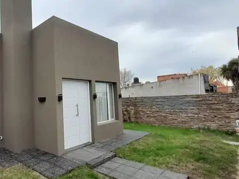 Casa en venta - 2 Dormitorios 2 Baños - Cocheras - 300Mts2 - Carhué