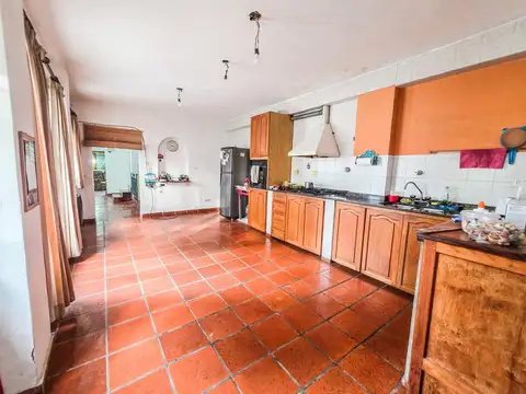 Casa 9 ambientes con 2 baños