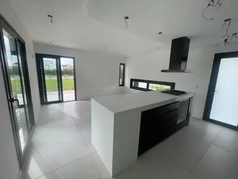 Casa en Venta en Countries y Barrios Cerrados en Guillermo Hudson, USD 570.000