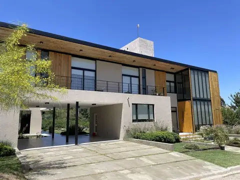 Casa 4 ambientes con 4 baños
